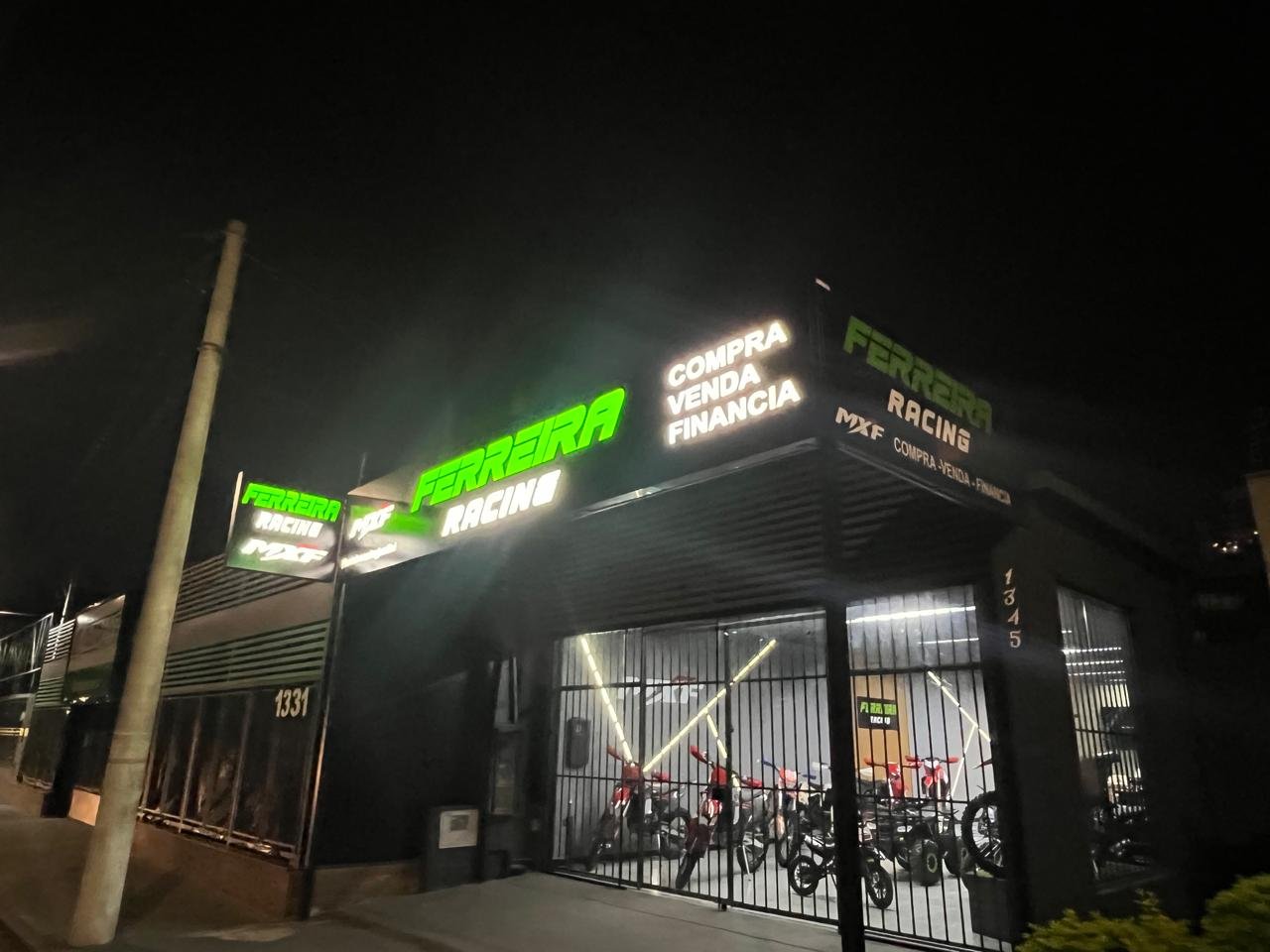 Fachada ACM letra caixa iluminada noturna loja motos Jundiai - Franksign