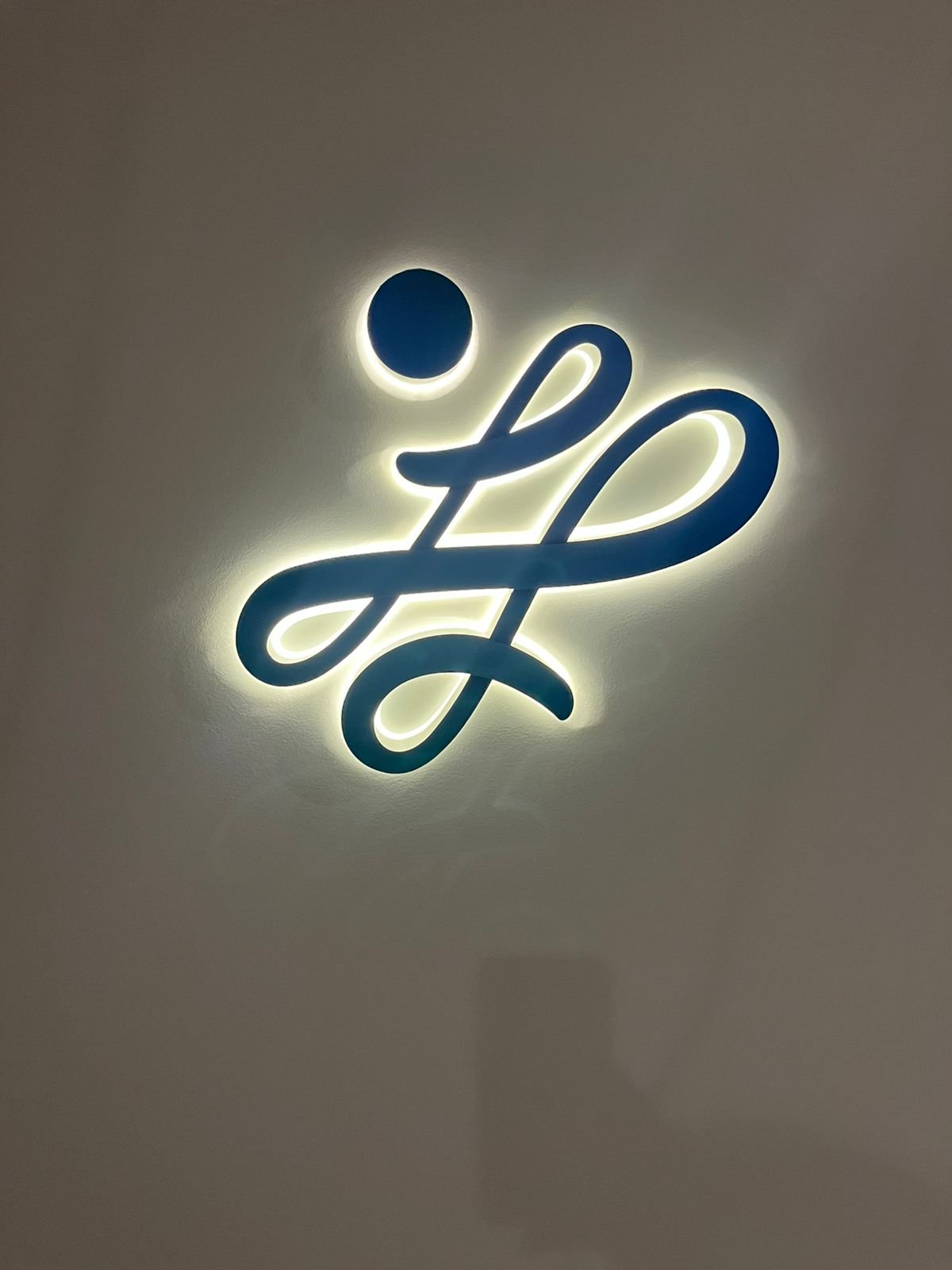 Letreiro logo iluminado backlight interno Jundiai - Franksign